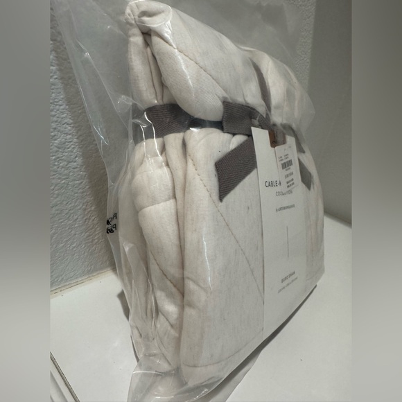 Anthropologie Soft cable Knit Pillow Cover in Cream - Picture 2 of 13